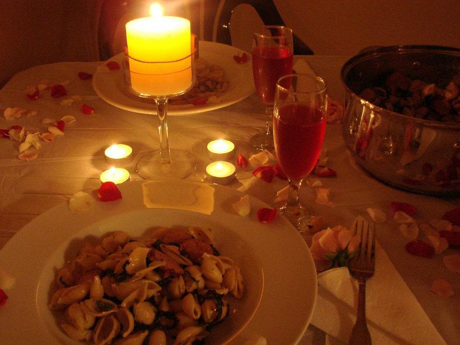 como hacer una cena romantica para mi novio economica