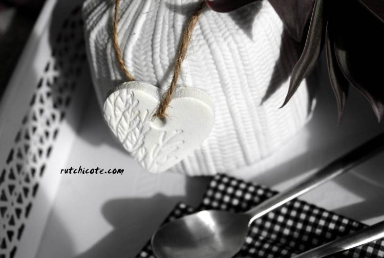 Desayuno-romántico-en-la-cama-detalle-corazón-de-arcilla