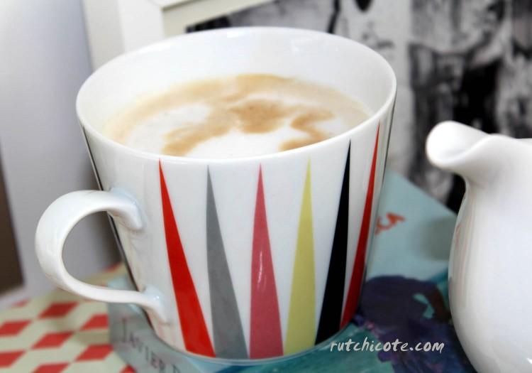 Desayuno-en-la-cama-detalle-taza-ikea-braking
