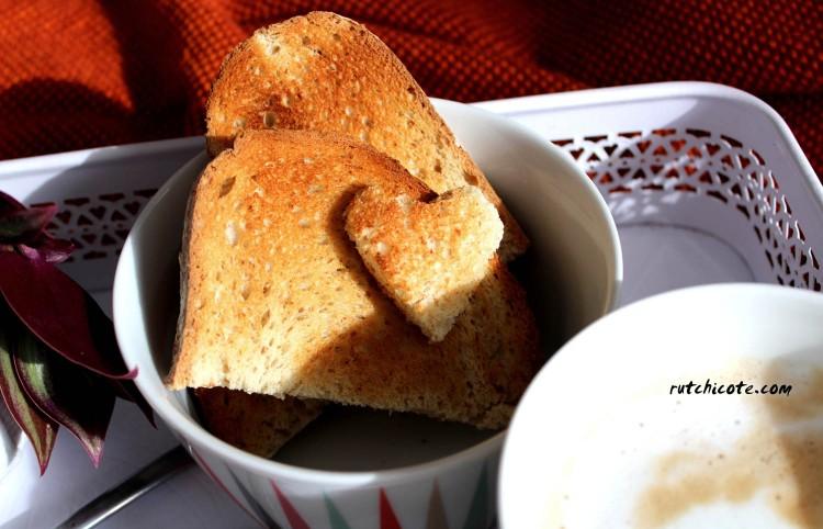 Desayuno-en-la-cama-detalle-tostadas-corazón