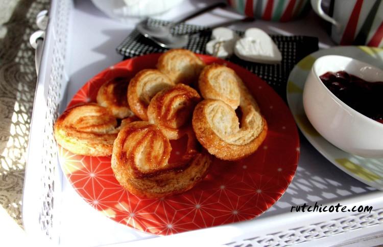 Desayuno-en-la-cama-detalle-galletas-corazón1