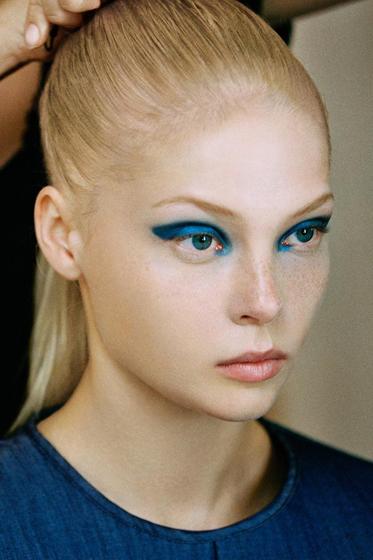 futurista Maquillaje para los ojos, el olor azul como protagonista