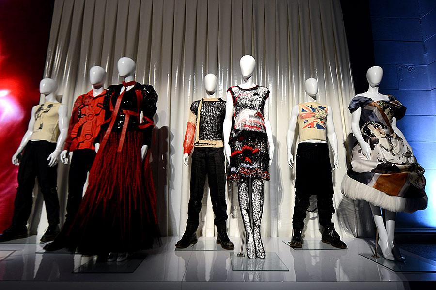 http://cdn.vogue.mx/uploads/images/thumbs/201318/punk_chaos_to_couture_exhibicion_museo_met_costume_institute_nueva_york_509996710_900x599.jpg