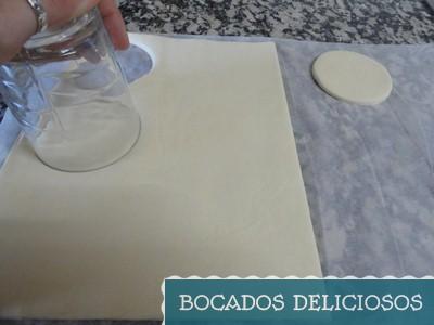 cortamos los cronuts con la ayuda de un vaso