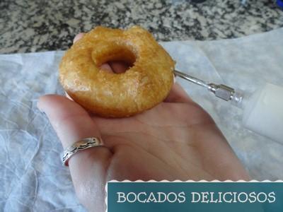 rellenamos de nata (crema de leche) con la ayuda de una jeringa