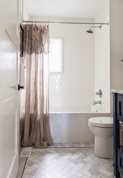 Baño con cortina ligera