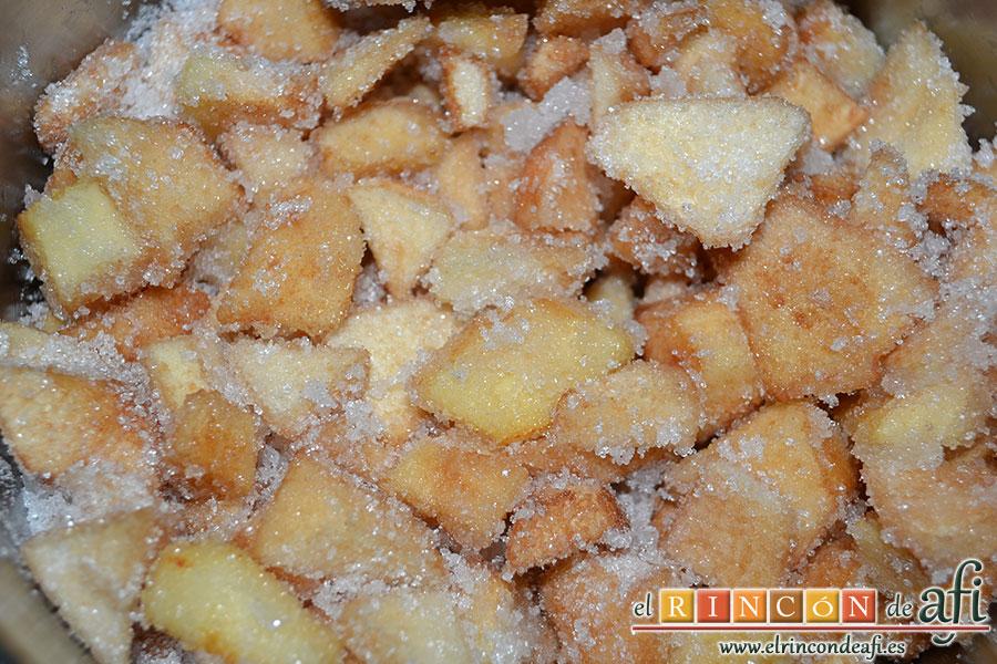 Mermelada de membrillo, añadir el azúcar y remover bien
