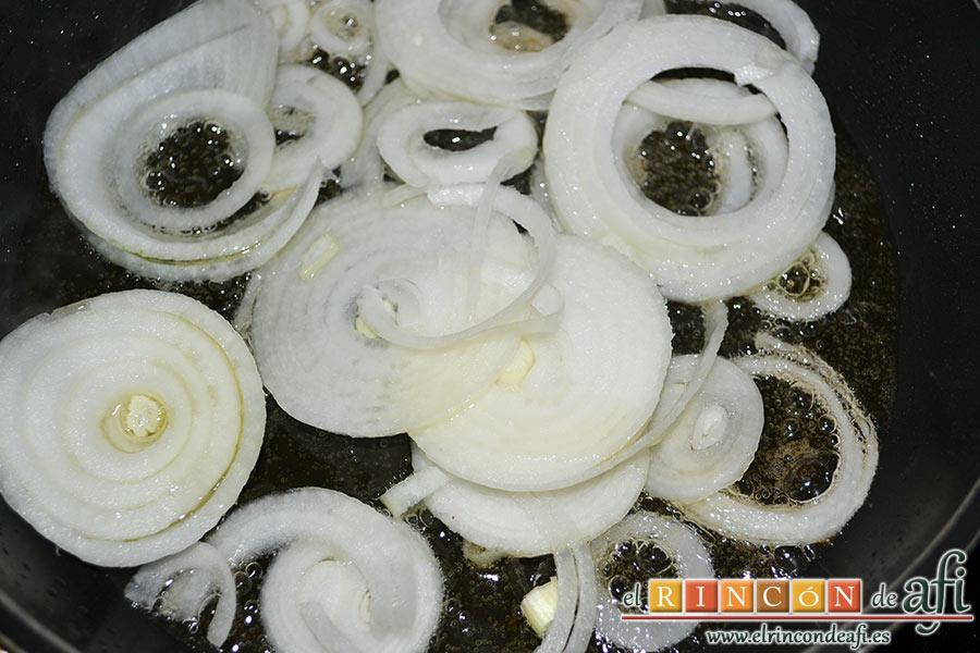 Butifarra con setas, pochar la cebolla en la misma sartén con un poco de aceite