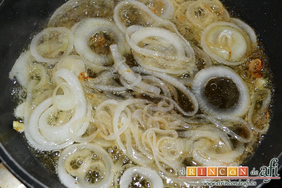 Butifarra con setas, una vez pochada añadir el vino moscatel