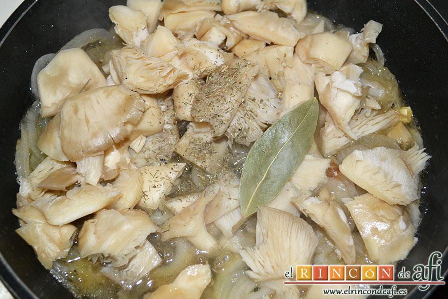 Butifarra con setas, añadir las setas cortadas a trozos de bocado, el laurel y el tomillo