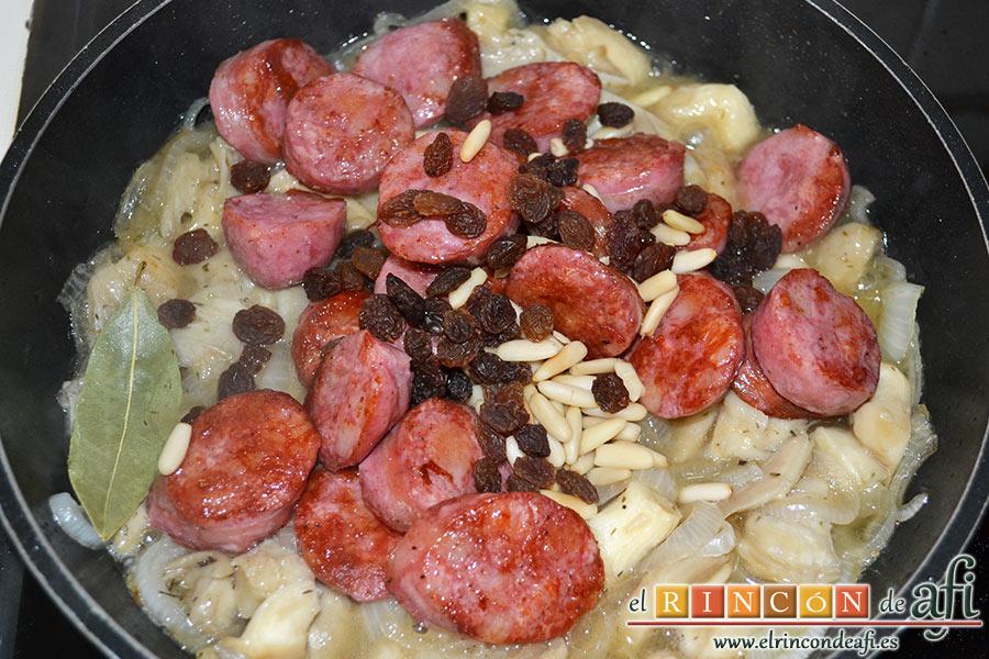 Butifarra con setas, añadir la butifarra junto con los piñones y las pasas, rehogar