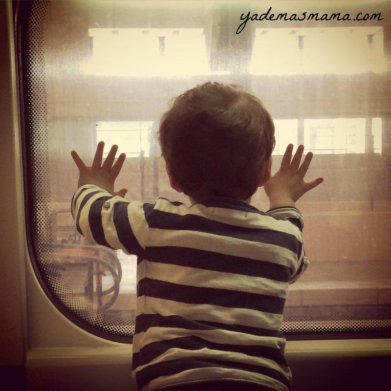 niño en el tren