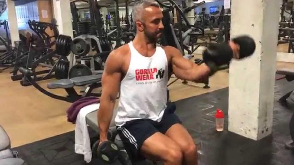 Elevaciones frontales supinas con mancuernas