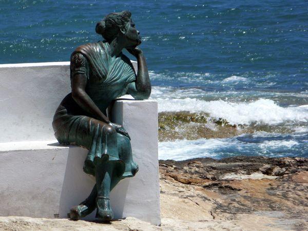 mujer sentada en torrevieja