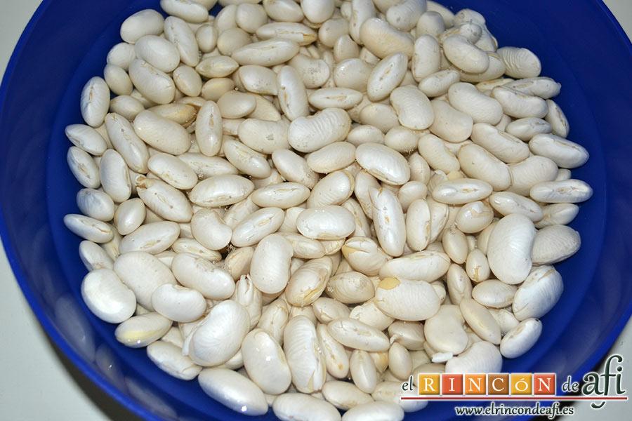 Fabas con pulpo, el día anterior ponemos las fabas en remojo con agua fría un mínimo de 12 horas