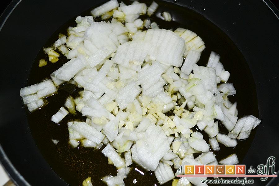 Fabas con pulpo, en una sartén con aceite de oliva ponemos a pochar la cebolla bien picada y los ajos