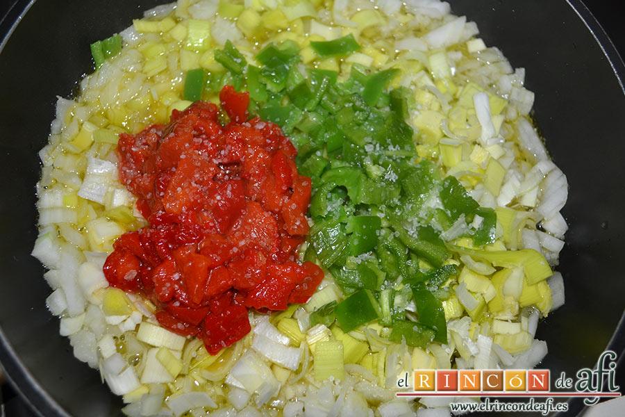 Fabas con pulpo, añadir el pimiento rojo y el pimiento verde picados con un poco de sal