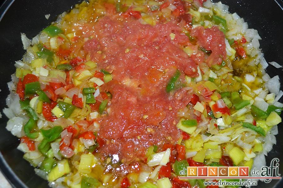 Fabas con pulpo, removemos bien y añadimos los 2 tomates rallados hasta que poche bien la verdura