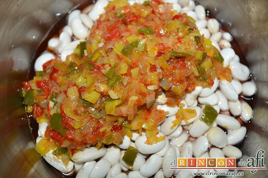 Fabas con pulpo, añadir el refrito