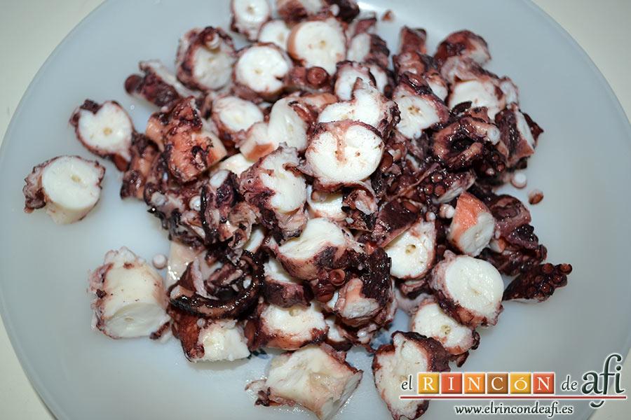 Fabas con pulpo, trocear el pulpo
