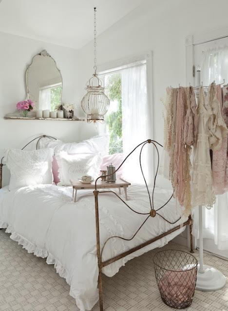 Lámpara Jaula en dormitorio romántico