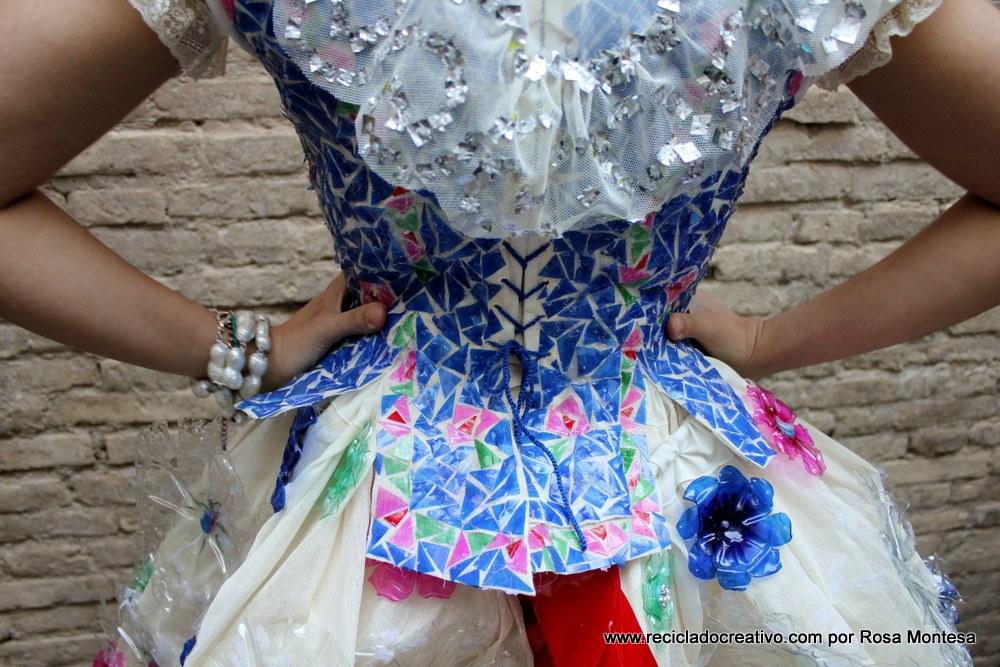 Corpiño de traje de fallera valenciana #ecofallera realizado con trencadís sobre tela