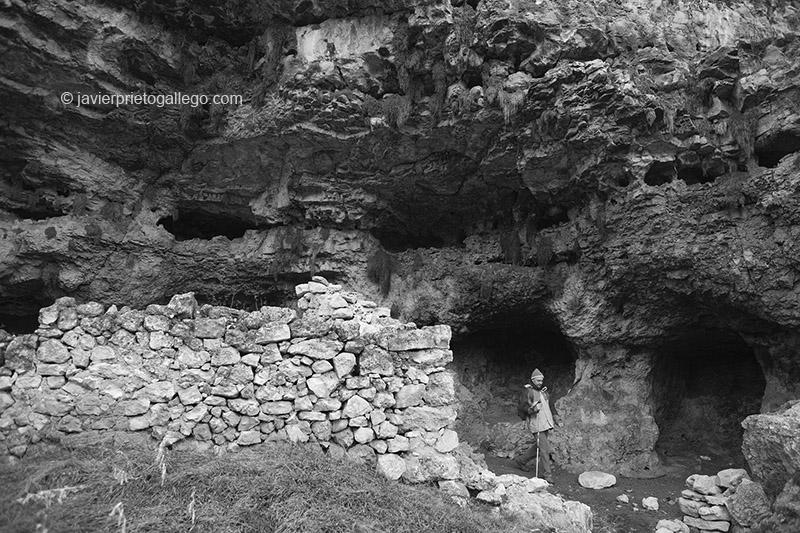 Uno de los apriscos construidos en las paredes del Cañón del río San Juan. Cerca de las Hoces del Duratón. Segovia. Castilla y León. España. 2007 © Javier Prieto Gallego