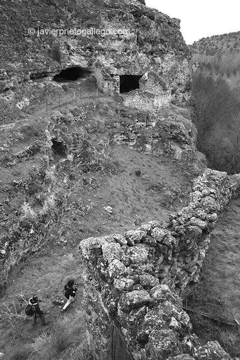 El camino pasa entre unos apriscos construidos en las paredes del Cañón del río San Juan. Cerca de las Hoces del Duratón. Segovia. Castilla y León. España. 2007 © Javier Prieto Gallego