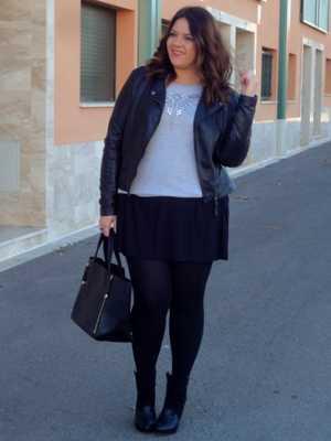 falda con medias muslos gruesos
