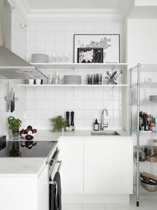 Baldas para cocinas pequeñas; Una idea que hace que tu cocina sea visualmente más amplia.