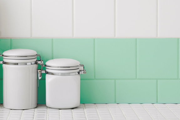 Pintura de azulejos para cambiar la cocina