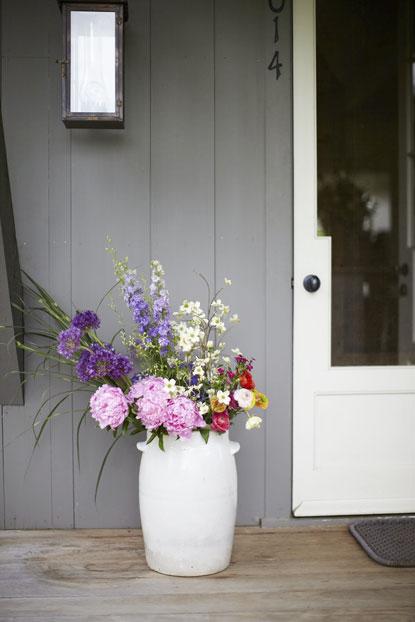 Flores a la entrada de una moderna granja