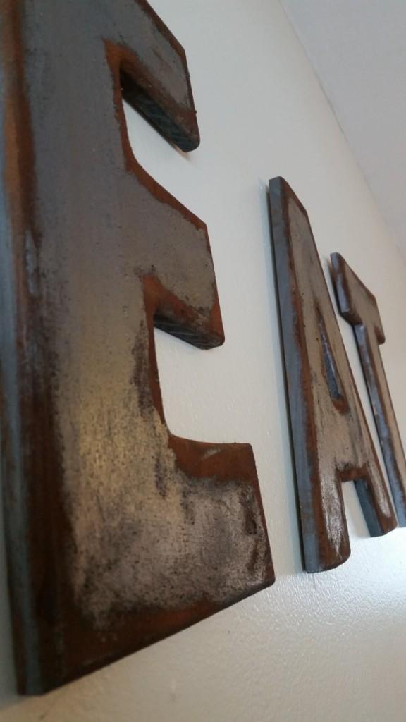 detalle letras estilo industrial
