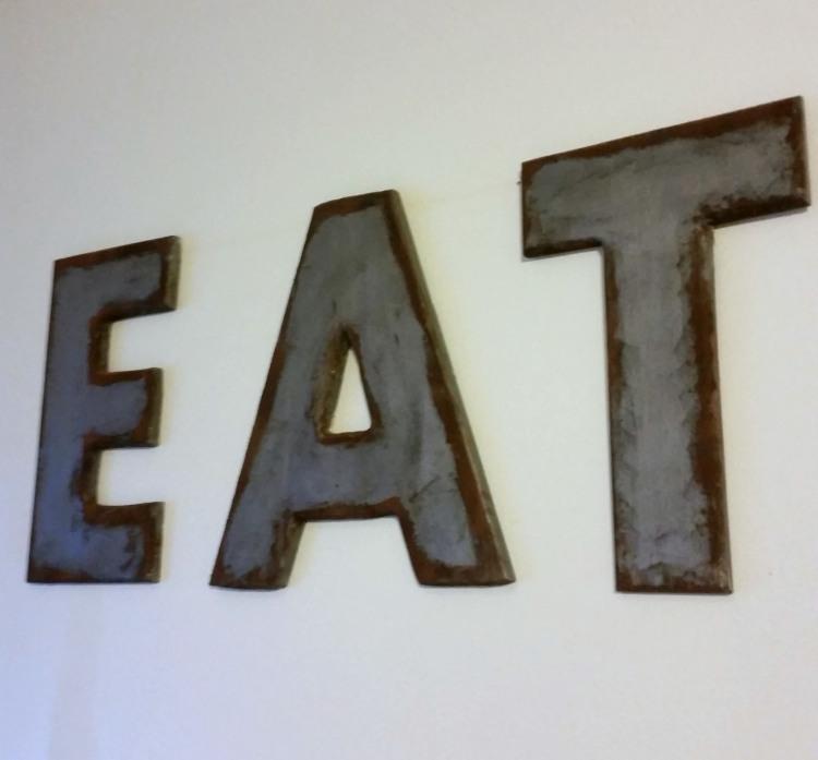 letras estilo industrial EAT