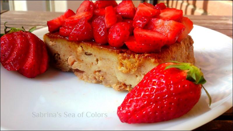 Budín-de-pan-con-topping-de-fresas-portada