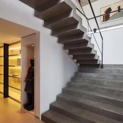 Exquisite-Staircase-Decor-Idea-in-Casa-Planalto-Residence-witch-Concrete-Staircase-and-Metal-Handle-Decorated-with-Concrete-Sculpture