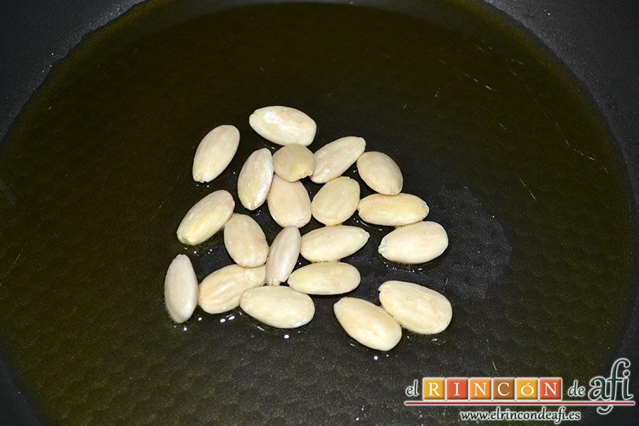 Crema de puerros, en una sartén con un chorrito de aceite de oliva ponemos a dorar las almendras