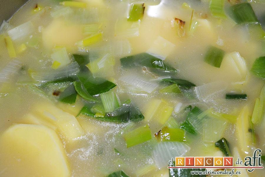 Crema de puerros, y cubrimos con el caldo de pollo