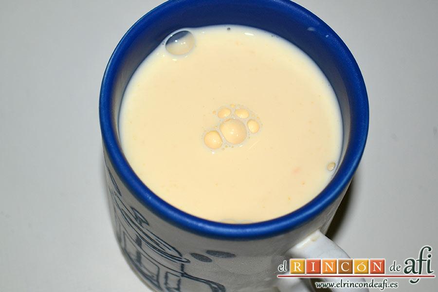 Crema de puerros, diluimos la yema del huevo en un vaso de leche fría