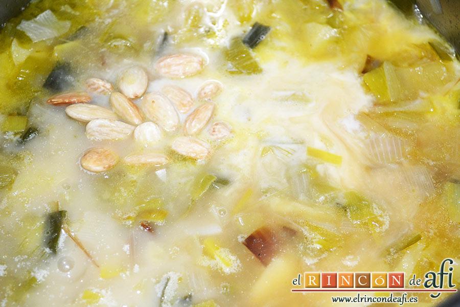 Crema de puerros, se lo añadimos junto con las almendras reservadas