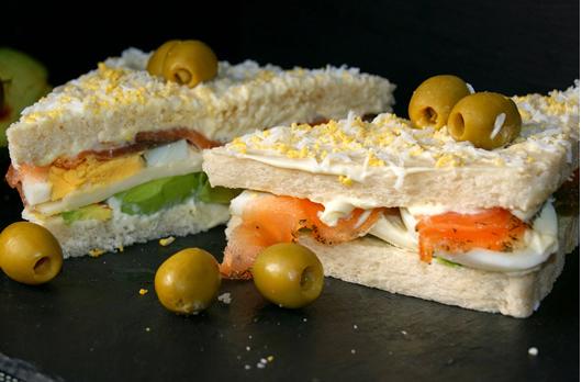 Sándwich de salmón y aguacate