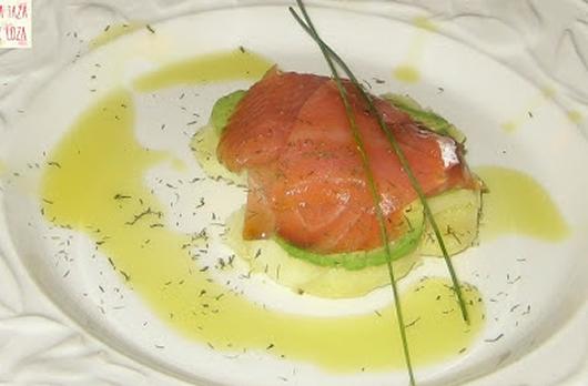 Ensalada de patata, aguacate y salmón ahumado