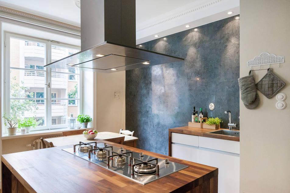 Un estudio decorado en madera y color gris