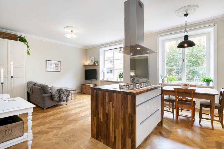 Un estudio decorado en madera y color gris