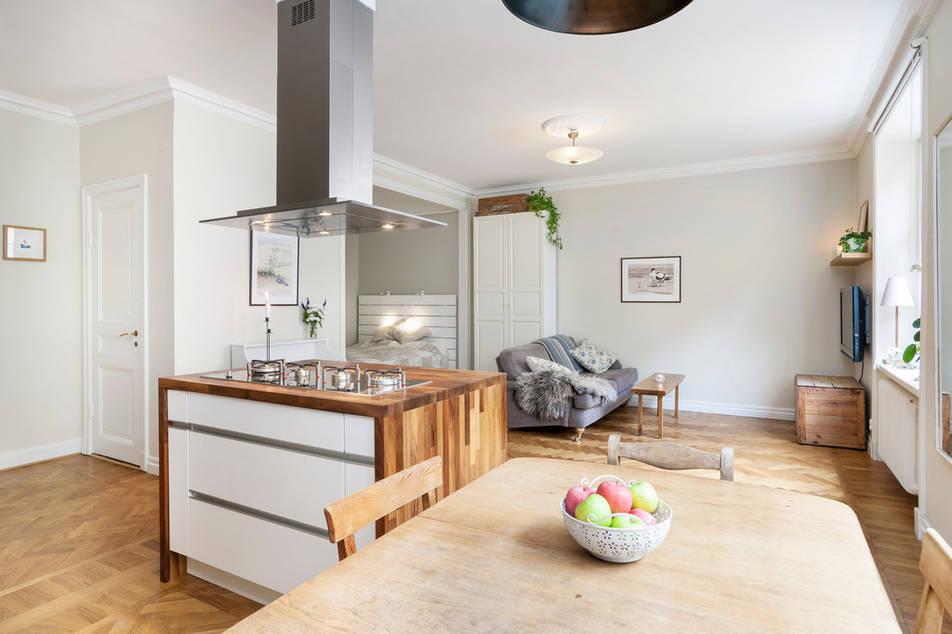 Un estudio decorado en madera y color gris