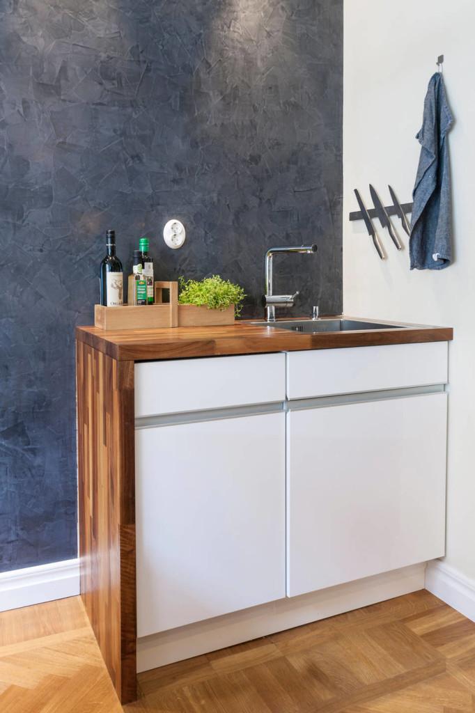 Un estudio decorado en madera y color gris