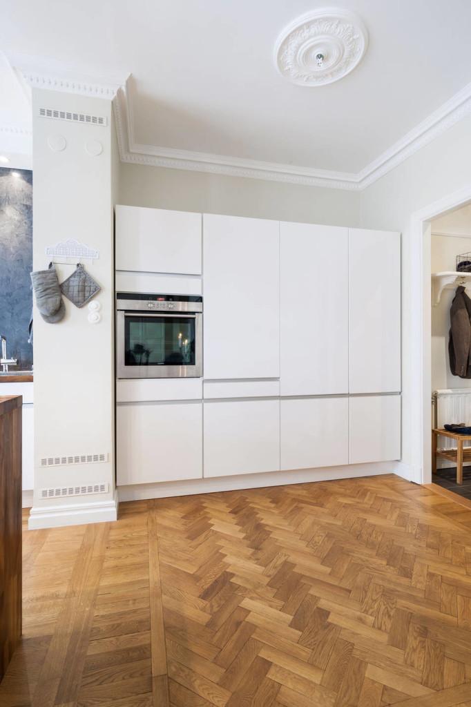 Un estudio decorado en madera y color gris