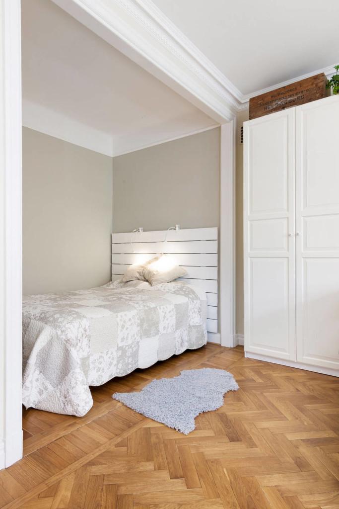 Un estudio decorado en madera y color gris