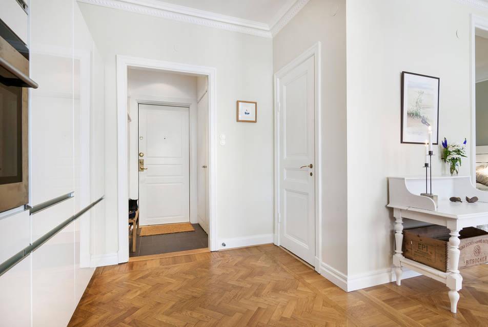 Un estudio decorado en madera y color gris