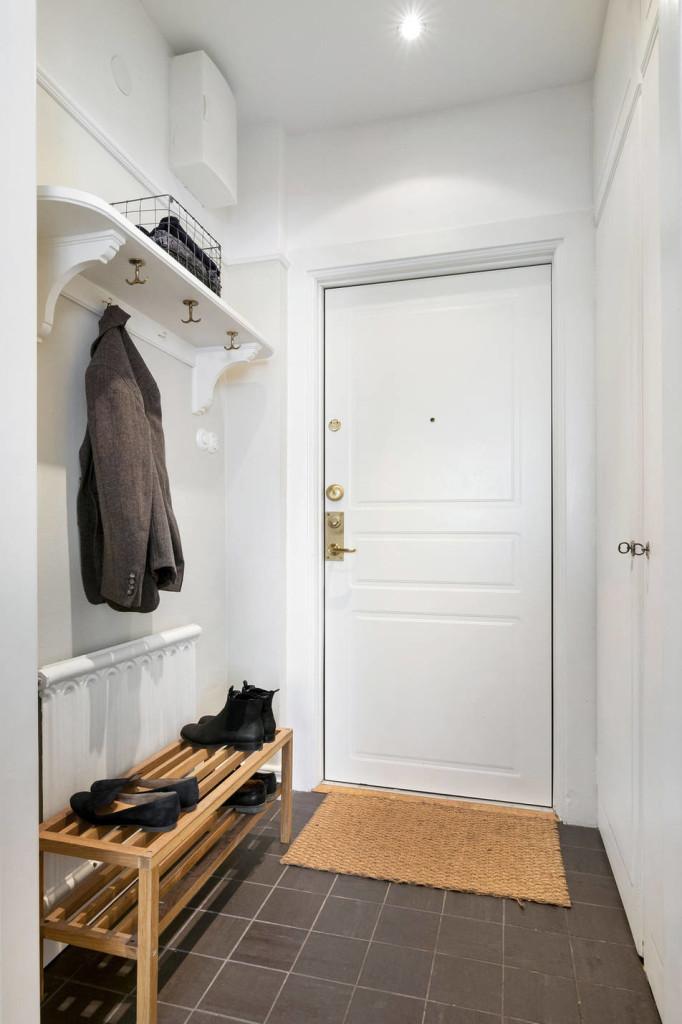 Un estudio decorado en madera y color gris